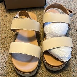 Nisolo Cream Sandals with Platform Sole and Minimalist Design
